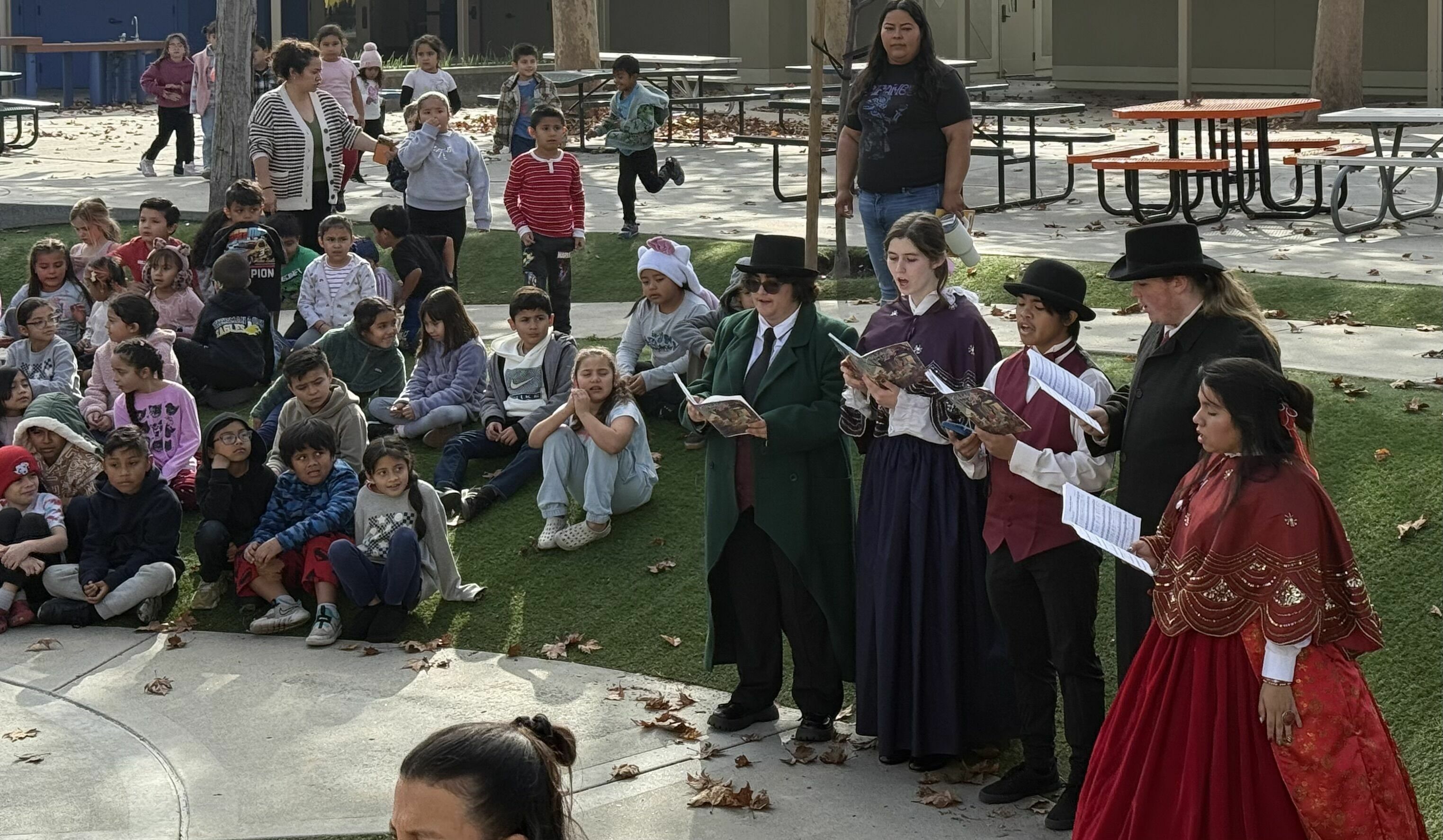 Del Mar’s Victorian Carolers Del Mar’s Victorian Carolers